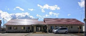 晴れた空と建物の正面