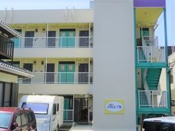 明るい外観の建物