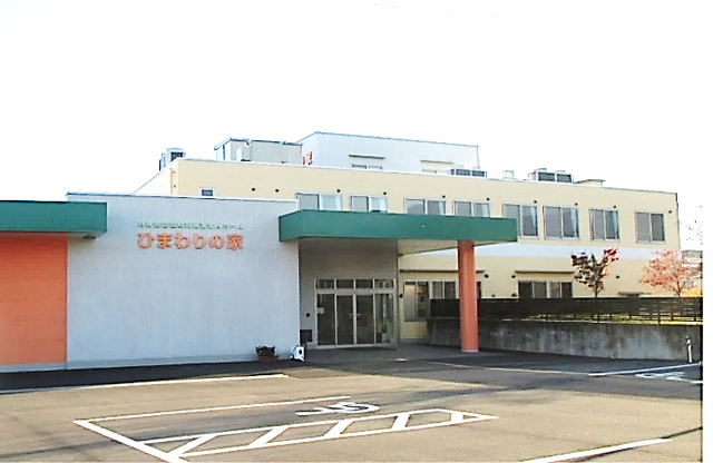 車椅子対応の出入口がある建物外観