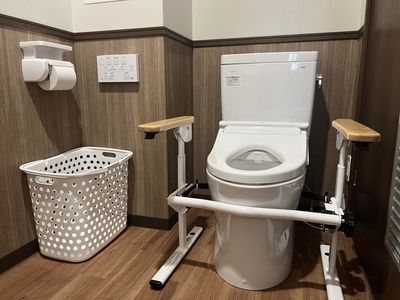 手すり付きバリアフリートイレ
