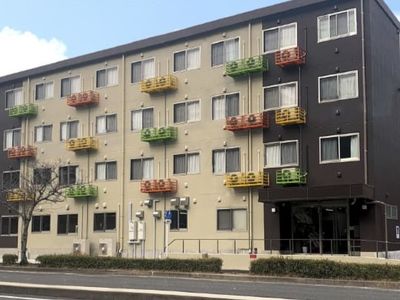 多彩なバルコニーの建物正面