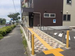車椅子用スロープ付きエントランス