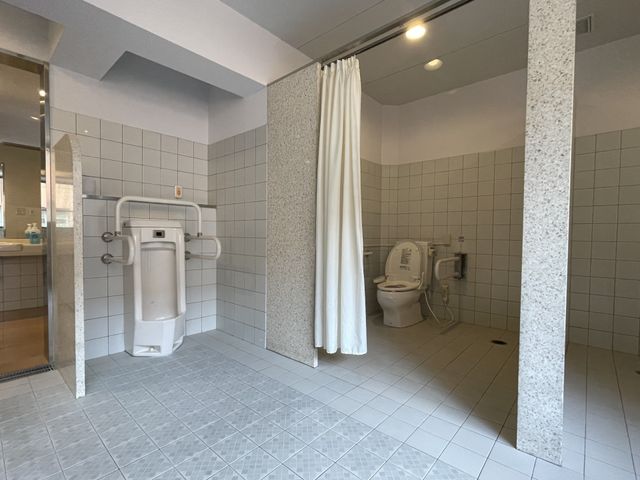 広く明るいトイレ トイレ 広々としたトイレは自然光で明るく、清潔な空間です。快適に利用できる設備が整っています。