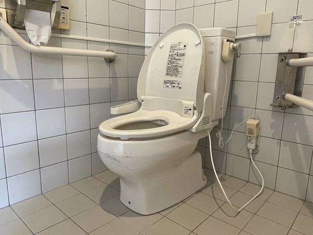 手すり付きバリアフリートイレ トイレ 使いやすいバリアフリーのトイレです。手すりが設置され、安心して利用できます。