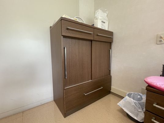 木製の収納棚のある部屋