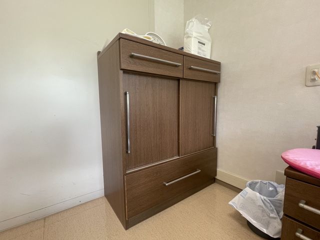 木製の収納棚のある部屋 居室 シンプルで機能的な木製の棚が配置されています。収納スペースが豊富で整理がしやすいです。