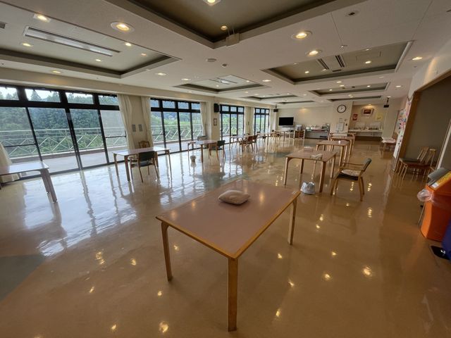 明るい広々としたダイニングルーム 食堂 窓からの自然光が差し込む広々とした場所です。落ち着いた空間で、食事をゆったりと楽しめます。