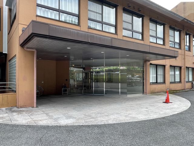 広々としたエントランス エントランス 広々としたエントランスは、自然光が差し込み、来訪者を温かく迎えます。