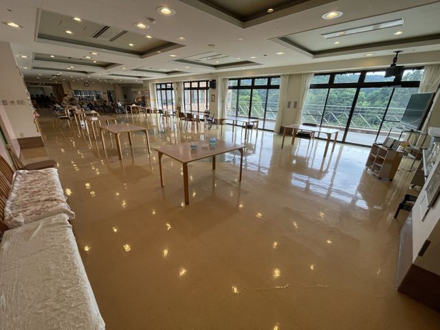 広々とした明るい空間 ラウンジ 大きな窓から自然光がたっぷり入る広々とした空間です。リラックスしながら過ごせます。