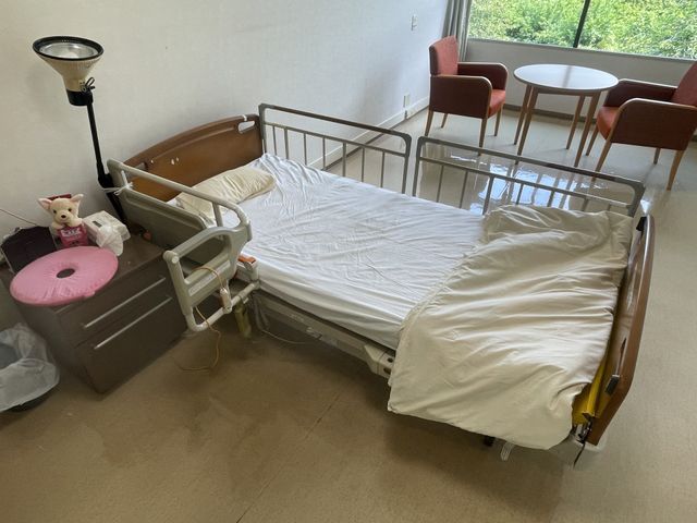 明るいベッドと椅子の居室 居室 自然光が差し込む明るい部屋で、快適なベッドと椅子が設備されています。