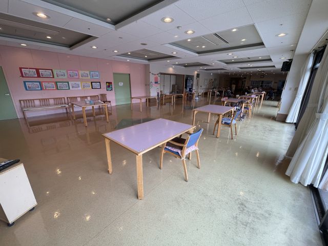 広々としたラウンジ ラウンジ 自然光が差し込む広々とした空間です。椅子に座ってリラックスできる環境が整っています。