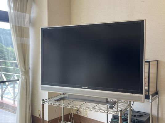 窓辺のテレビ