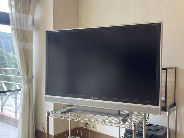 窓辺のテレビ テレビ 窓から自然光が差し込み、テレビが置かれた明るいコーナーです。休憩時にリラックスできます。