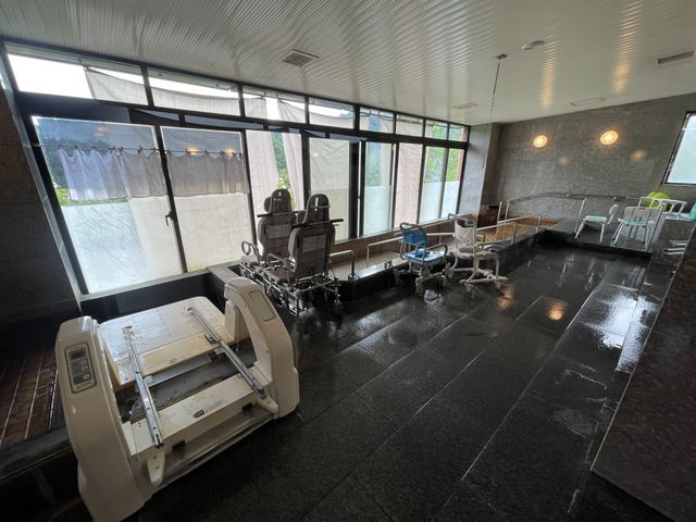 車椅子対応の浴室 浴室 自然光が差し込む浴室は、車椅子での利用も快適に過ごせます。設備が整った安心の場所です。