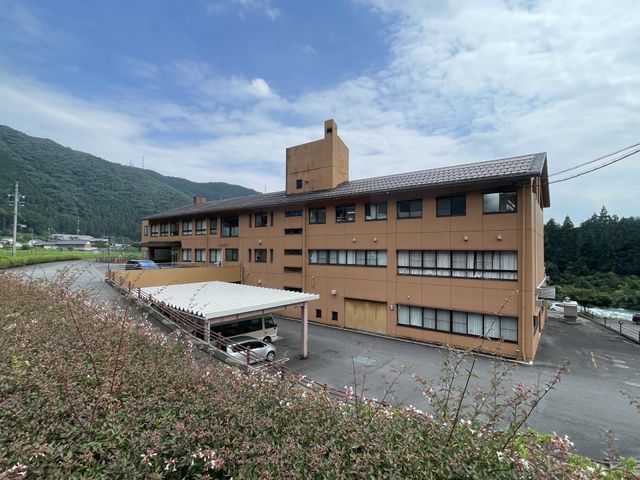 緑豊かな外観 外観 自然に囲まれた建物は、落ち着いた環境で働くのに最適です。快適な職場環境を提供しています。