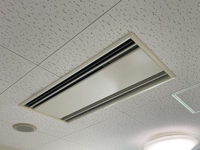 天井のエアコン エアコン 天井に設置されたエアコンにより、快適な室内温度が保たれています。