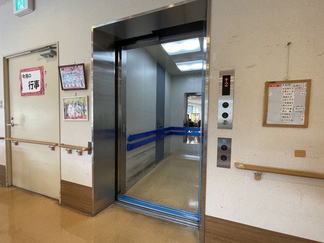 開放されたエレベーター エレベーター 広々としたエレベーターです。車椅子の移動も安心して行えます。