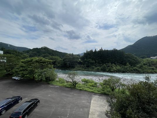 山々と川の外観  