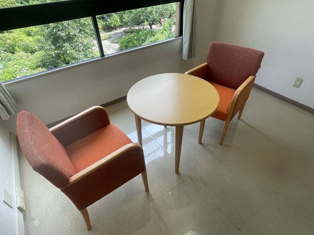 庭が見える休憩室 休憩室 自然光が差し込む落ち着いた休憩空間です。ゆったりとした椅子でリラックスできます。