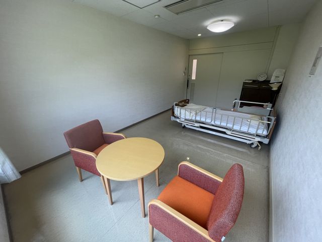 シンプルな居室 居室 広々とした居室は、落ち着いた雰囲気が漂っています。自然光が入り、心地よい空間になっています。