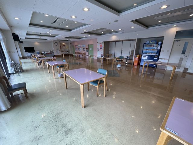 明るいラウンジ ラウンジ 自然光が差し込む広々とした空間です。自由に過ごせるリラックスした時間を提供します。