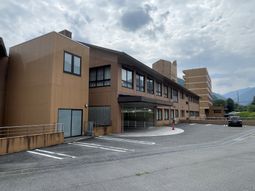 自然に囲まれた外観