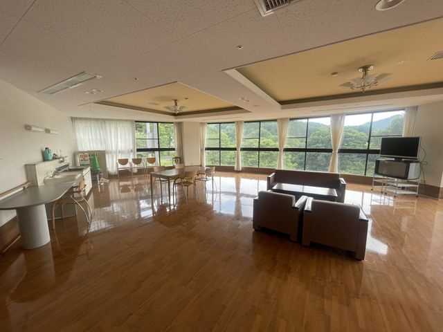 明るいラウンジ ラウンジ 自然光がたっぷり差し込む明るいリビングです。リラックスしながら景色を楽しめます。