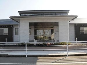 施設の正面外観  