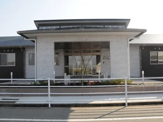 施設の正面外観  