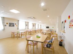 暖かい雰囲気のダイニングエリア