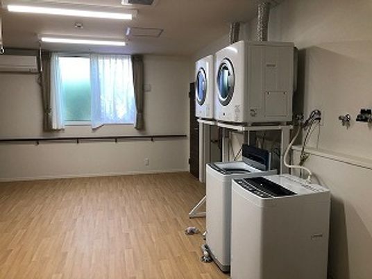 清潔なコインランドリー室