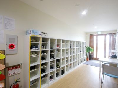 玄関の靴箱と待合スペース