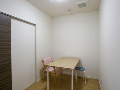 シンプルな居室の一角