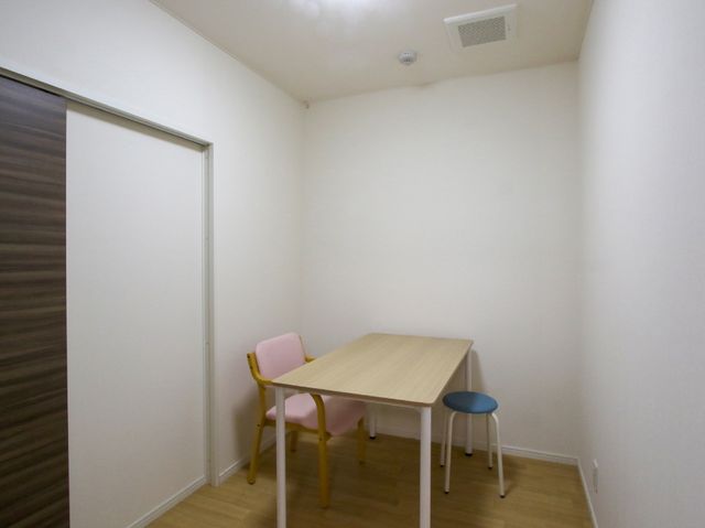 シンプルな居室の一角