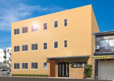 明るい外壁の建物外観