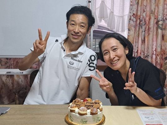 笑顔で祝う室内
