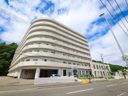 白い大きな建物の外観