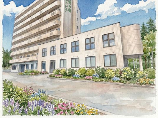 花壇が彩る建物の外観  
