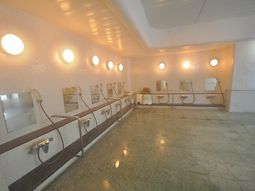 手すりと鏡の整った廊下