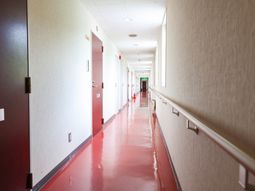 明るい廊下の風景