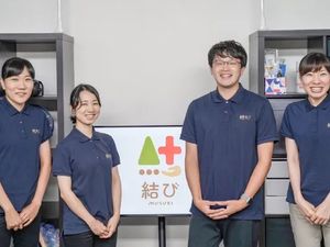スタッフが並ぶロビー  