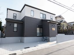 モダンな建物と自転車