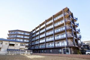 大きな建物の外観
