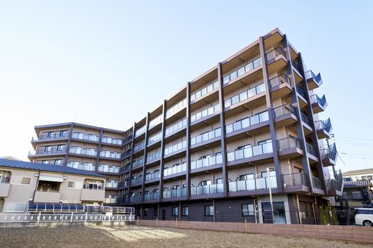 大きな建物の外観