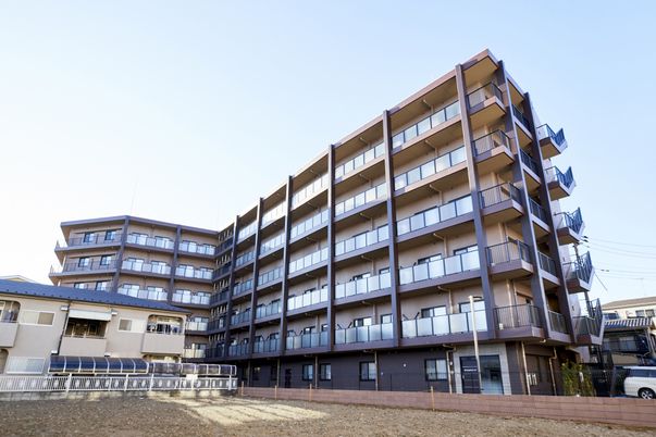 大きな建物の外観