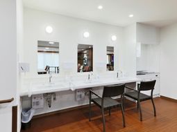 明るく清潔な洗面台