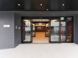 入り口のモダンな造り