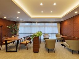 落ち着いた色合いのラウンジ