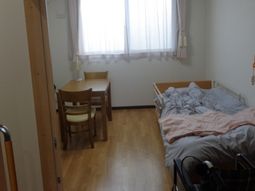 居室のベッドとテーブル