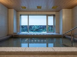 窓から光差す明るい浴室